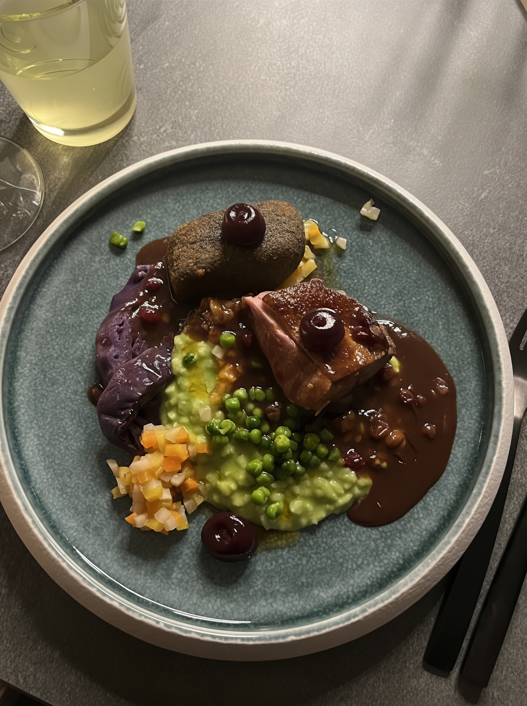 Entenbrust mit Erbsen-Risotto, Rotkraut und Kirsche