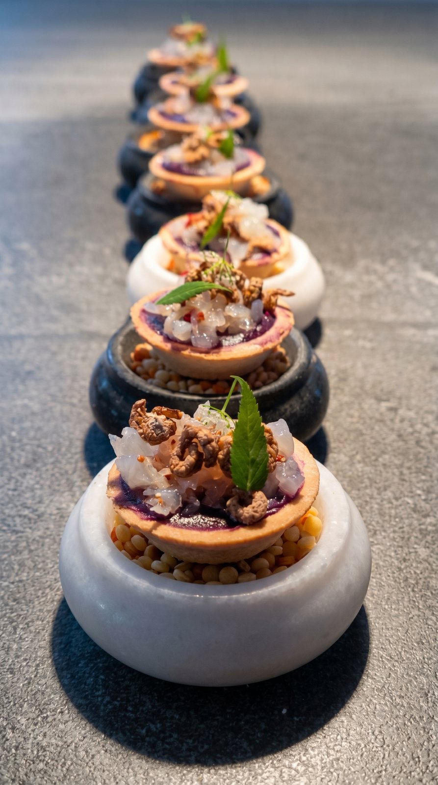 Feine Amuse-Bouche, sorgfältig angerichtet auf dem Pass