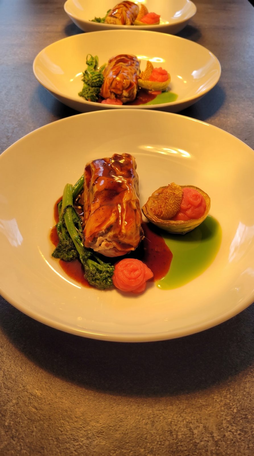 Glasierter Schweinebauch mit Brokkoli und Artischocke
