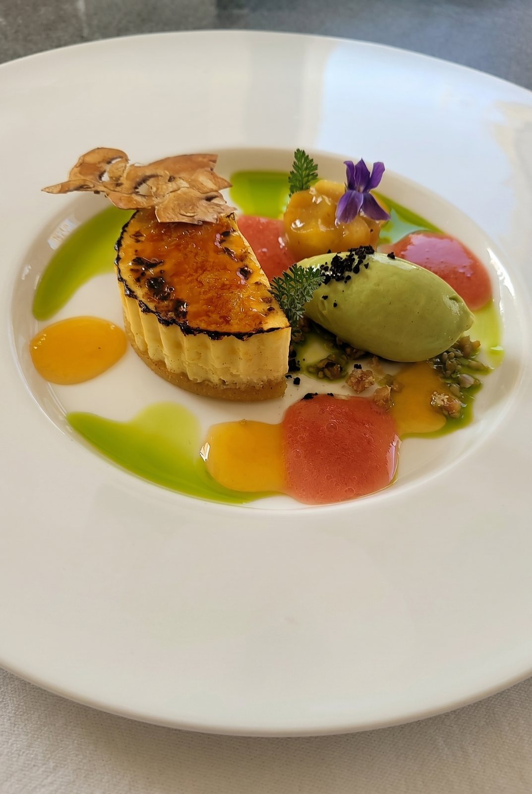 Crème brûlée mit Pistazieneis und Fruchtgel
