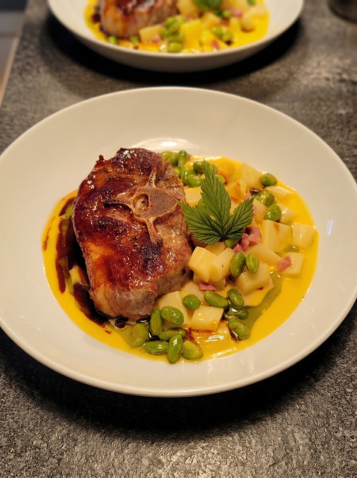 Kotelett mit Kartoffeln, Edamame und Safransauce
