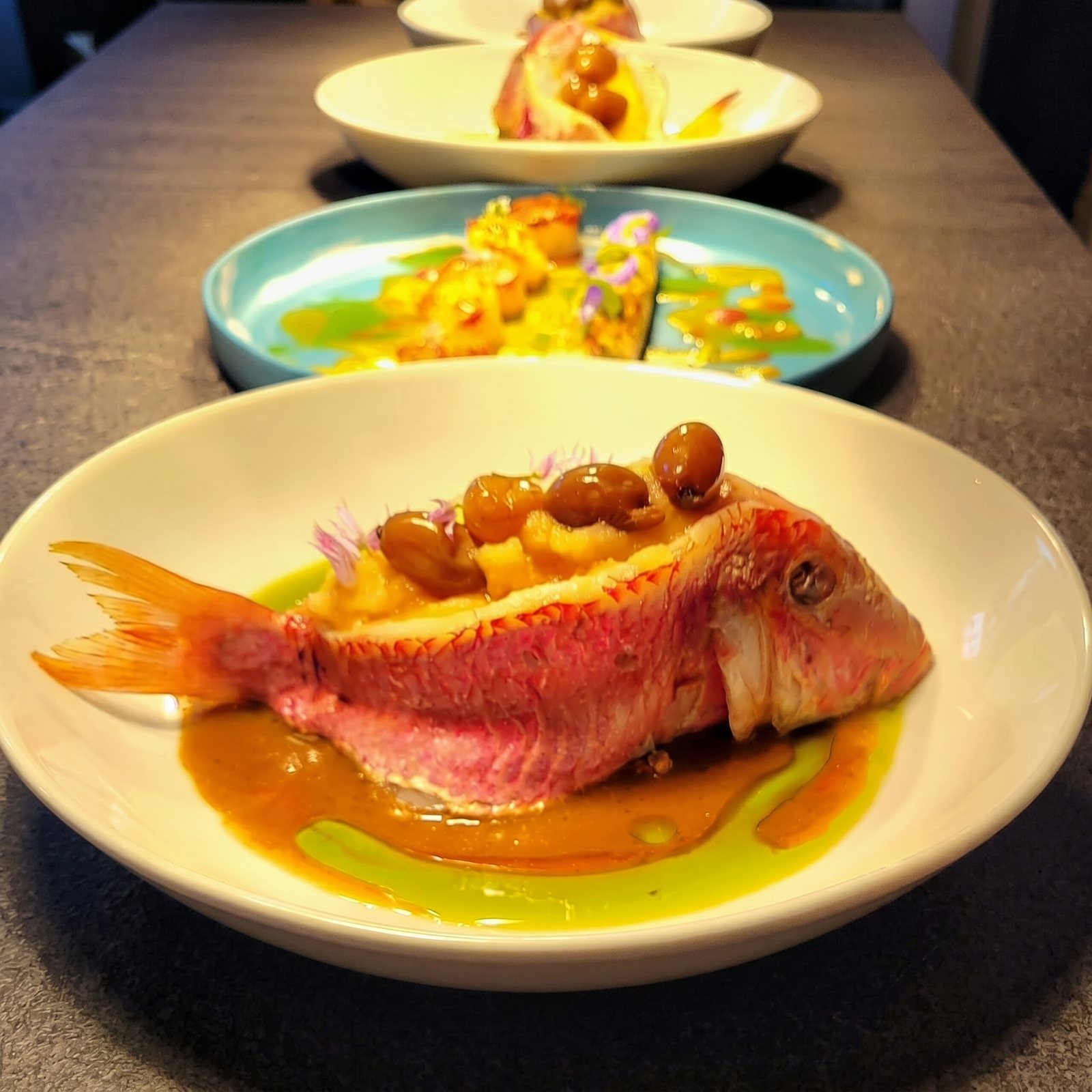Rotbarbe mit Trauben und Fenchel