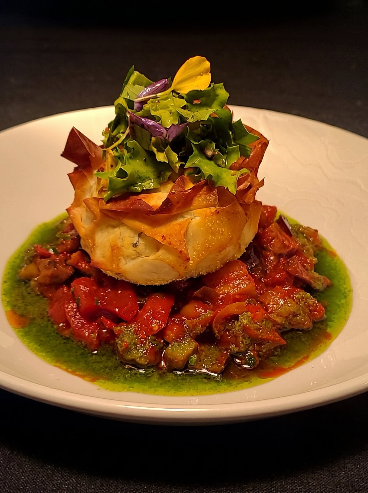 Gemüsestrudel auf Ratatouille mit Kräuteröl
